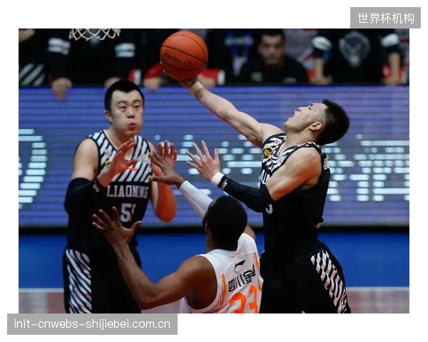 辽宁队本赛季处于调整期表现挣扎,最终常规赛排名第九无缘八强。 辽宁队本赛季处于调整期表现挣扎,最终常规赛排名第九无缘八强。